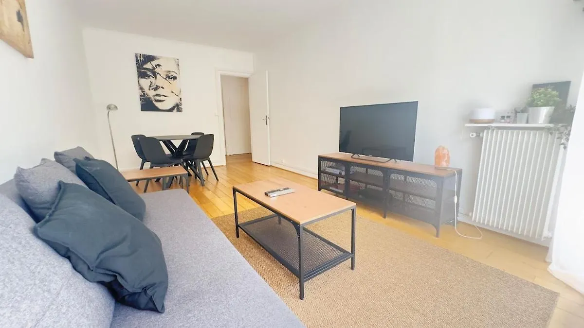Cosy Two Bedroom Apartment Near The Eiffel Tower Paris France