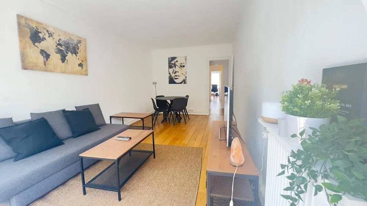 Cosy Two Bedroom Apartment Near The Eiffel Tower Paris