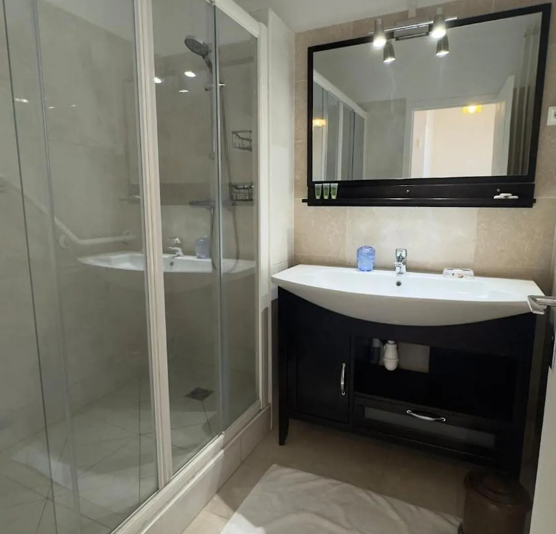 Cosy Two Bedroom Apartment Near The Eiffel Tower Paris