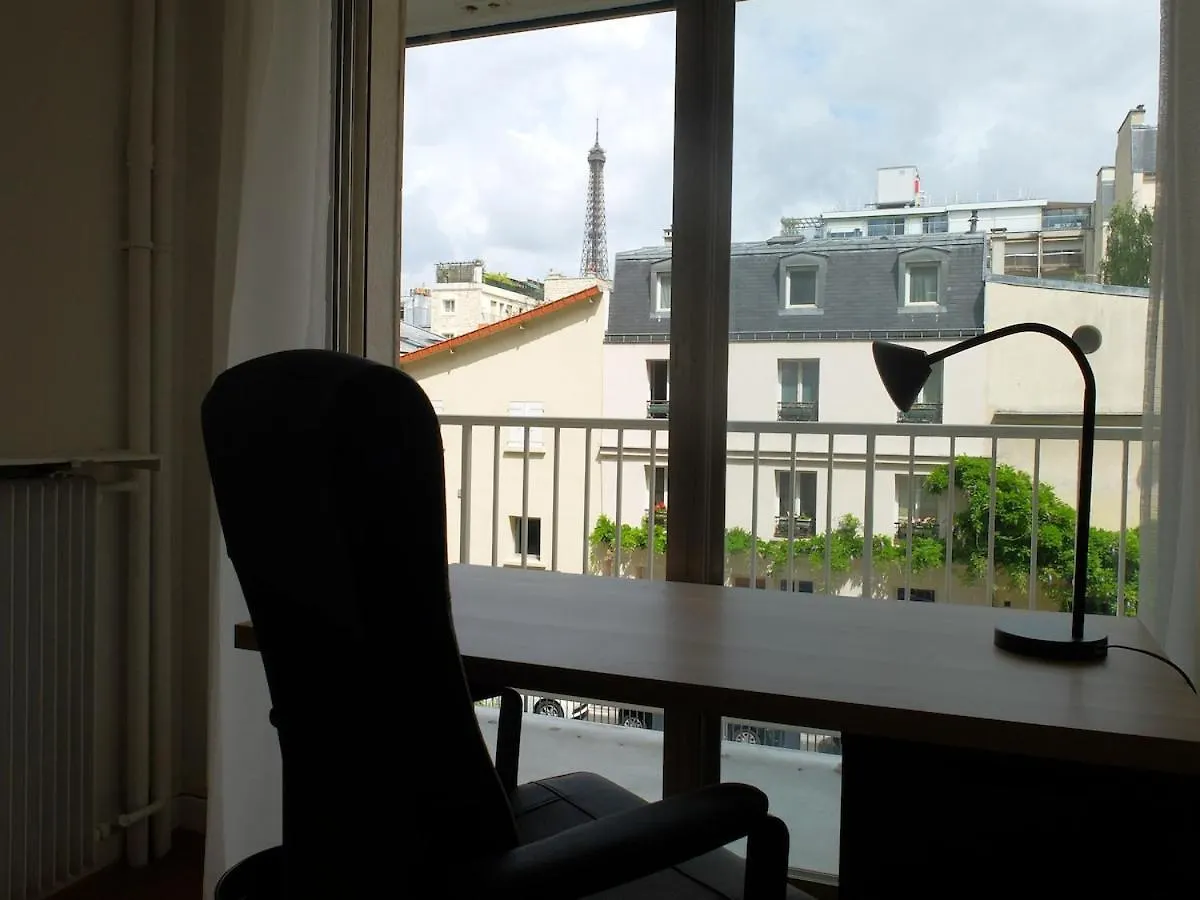Cosy Two Bedroom Apartment Near The Eiffel Tower Paris
