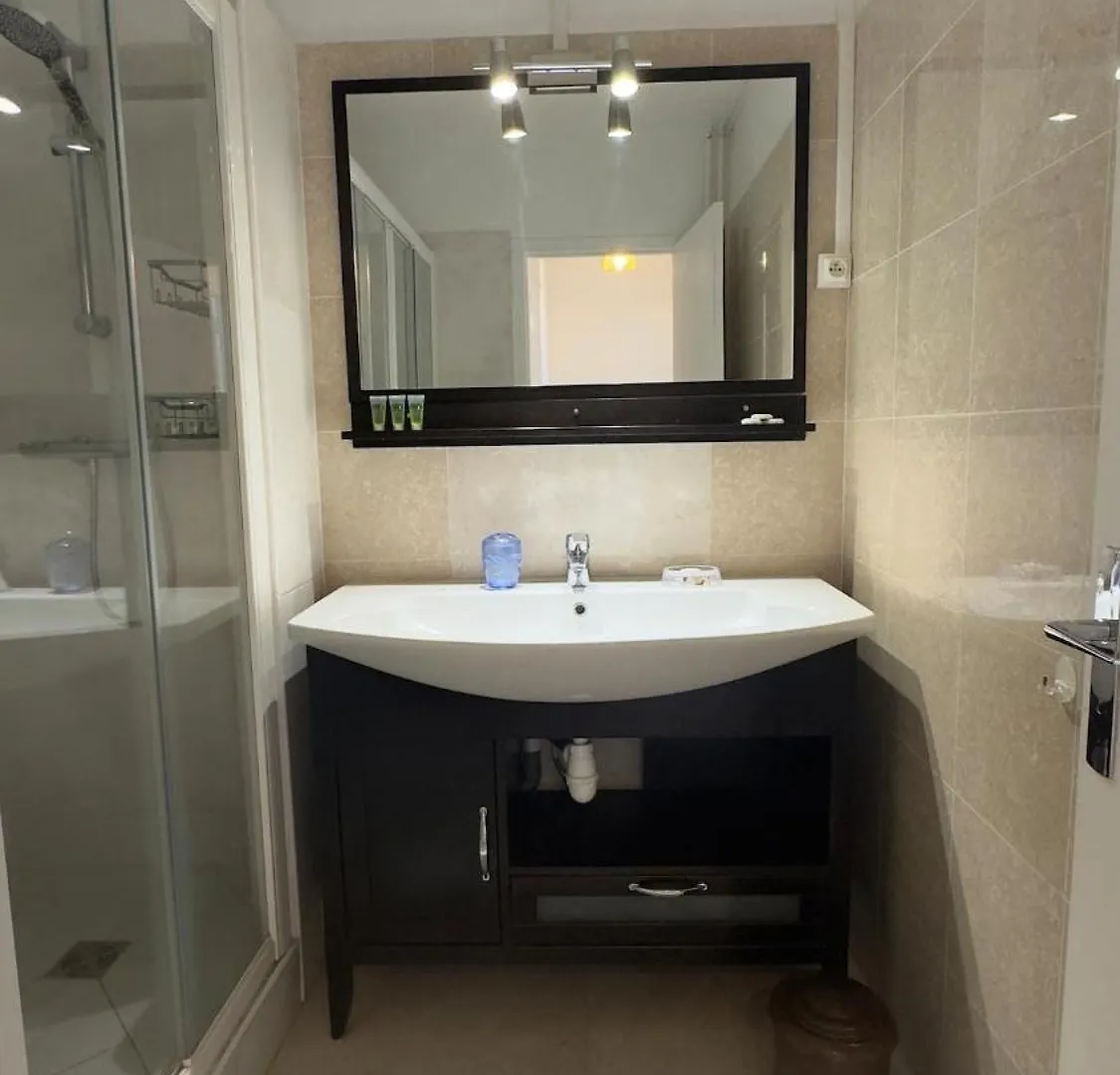 Cosy Two Bedroom Apartment Near The Eiffel Tower Paris